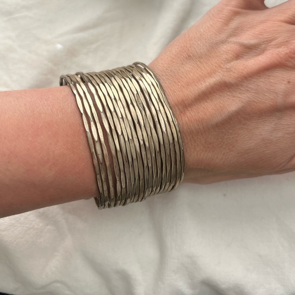 Vintage hammered band cuff bracelet - Picture 2 of 12